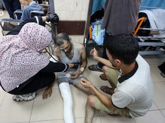 نقل إصابات بينهم أطفال إلى مستشفى شهداء الأقصى بدير البلح وسط قطاع غزة.