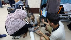 نقل إصابات بينهم أطفال إلى مستشفى شهداء الأقصى بدير البلح وسط قطاع غزة.