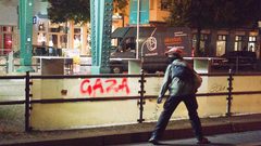 نشطاء يتظاهرون في برلين للمطالبة بوقف جرائم الاحتلال الإسرائيلي في غزة والضفة.