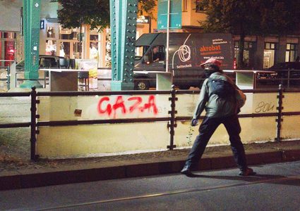 نشطاء يتظاهرون في برلين للمطالبة بوقف جرائم الاحتلال الإسرائيلي في غزة والضفة.