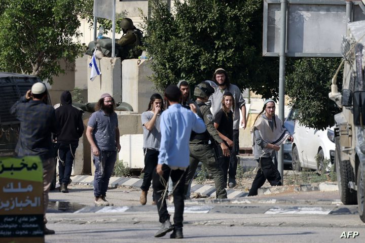 مستوطن يمنع طلبة بدو الكعابنة شمال غرب أريحا من الوصول لمدرستهم