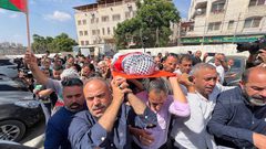 تشييع جثمان المتضامنة الأمركية عائشة نور التي قتلتها رصاصات الاحتلال في بلدة بيتا جنوب نابلس قبل أيام.