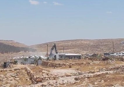 الاحتلال يهدم منزلا وبئر مياه وجدران استنادية جنوب الخليل