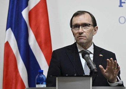 وزير خارجية النرويج يدين استهداف منطقة آمنة في خان يونس