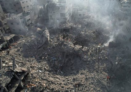 شهيد ومصابون جراء قصف الاحتلال شقة سكنية بمخيم البريج وسط القطاع