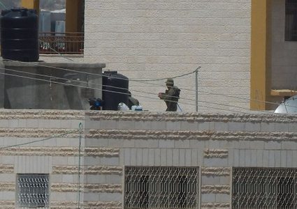 الاحتلال يستولي على منزل مواطن في نعلين ويحوله لثكنة عسكرية