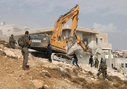 الاحتلال يهدم منزلا وثلاثة محال تجارية في بدو شمال غرب القدس