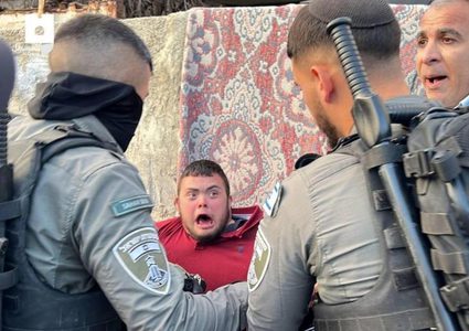 الاحتلال يحتجز شابا من ذوي الإعاقة ويعتدي عليه بالضرب