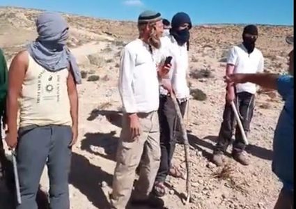 مستوطنون يعتدون على ممتلكات المواطنين بمسافر يطا