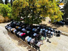 40 ألفا يؤدون صلاة الجمعة في المسجد الأقصى