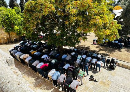 40 ألفا يؤدون صلاة الجمعة في المسجد الأقصى