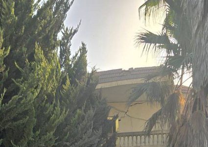 طيران الاحتلال يستهدف فجر اليوم منزلاً في حي العويني في وسط بنت جبيل بلبنان