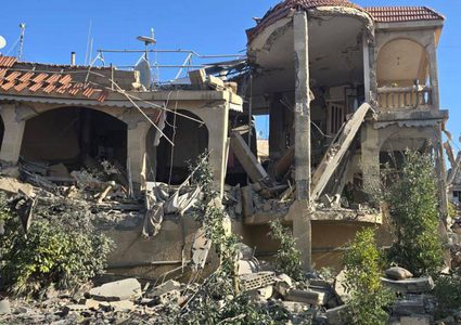 طيران الاحتلال يستهدف فجر اليوم منزلاً في حي العويني في وسط بنت جبيل بلبنان