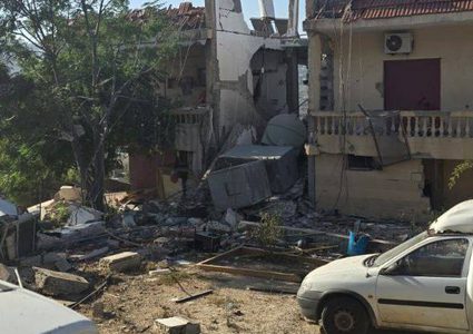 طيران الاحتلال يستهدف فجر اليوم منزلاً في حي العويني في وسط بنت جبيل بلبنان