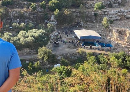 مستوطنون يقتحمون منطقة "عين جريوت" في بيتونيا