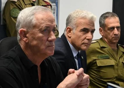 لبيد وغانتس يقودان مشاورات لتشكيل "حكومة مؤقتة" في إسرائيل