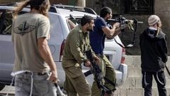 الخليل: سيدة تجهض جنينها خلال هجوم للمستوطنين على منازل المواطنين