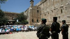 قوات الاحتلال تشدد حصارها على الحرم الإبراهيمي والبلدة القديمة في الخليل
