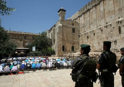 قوات الاحتلال تشدد حصارها على الحرم الإبراهيمي والبلدة القديمة في الخليل