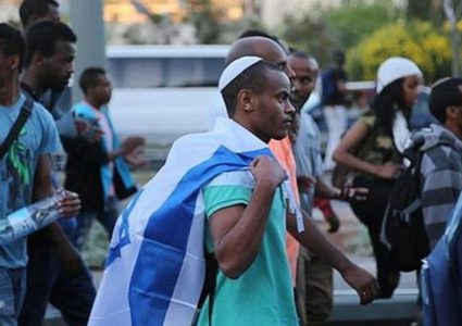 هآرتس: إسرائيل تجند طالبي لجوء من إفريقيا للمشاركة في حرب غزة