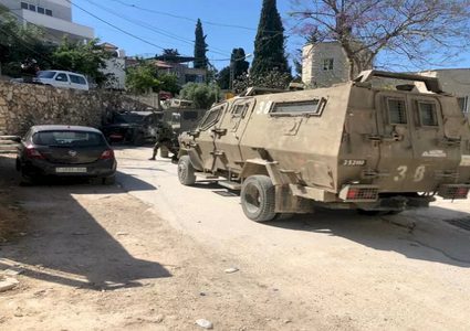 قوات الاحتلال تقتحم أحياء في الخليل وتفتش منزل عائلة الشهيد عبد الله القواسمي