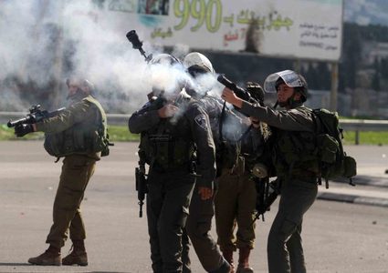 إصابة شاب بالرصاص الحي والاعتداء على آخر خلال اقتحام الاحتلال نابلس