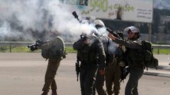 إصابة شاب بالرصاص الحي والاعتداء على آخر خلال اقتحام الاحتلال نابلس