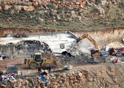 الاحتلال يجرف شارعا شرق قرية دوما جنوب نابلس