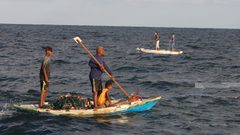 صيادو غزة يواصلون البحث عن قوت يومهم ولقمة عيشهم في بحر مدينة غزة.