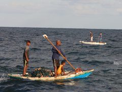 صيادو غزة يواصلون البحث عن قوت يومهم ولقمة عيشهم في بحر مدينة غزة.