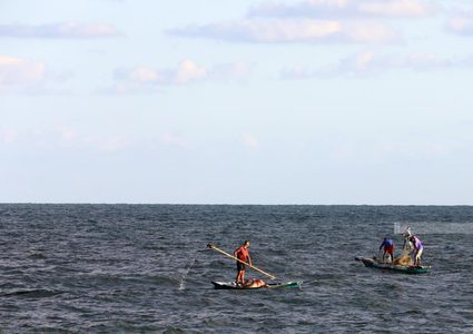 صيادو غزة يواصلون البحث عن قوت يومهم ولقمة عيشهم في بحر مدينة غزة.