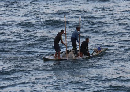 صيادو غزة يواصلون البحث عن قوت يومهم ولقمة عيشهم في بحر مدينة غزة.