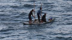 صيادو غزة يواصلون البحث عن قوت يومهم ولقمة عيشهم في بحر مدينة غزة.