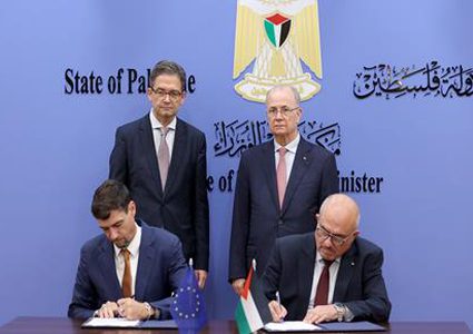 شاهين وأبو هولي يؤكدان استمرار التعاون لدعم قضية اللاجئين وتعزيز تفويض الأونروا