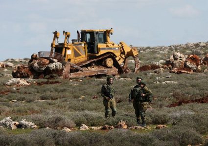 الاحتلال يجرف اراضي في حوسان غرب بيت لحم