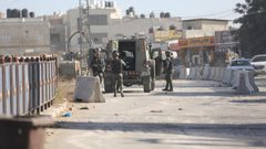 الاحتلال يستولي على جرار ومركبة نفايات تابعين لبلدية إذنا غرب الخليل