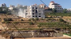 الاحتلال يهدم منزلا وبركسا وغرفتين زراعيتين في بيت عوا غرب الخليل