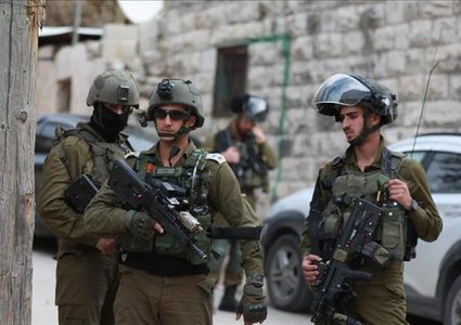 الاحتلال يفرج عن 7 شبان من مخيم الفوار بعد التنكيل بهم