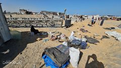 آثار الضرر الذي لحق بخيام النازحين جرّاء قصف الاحتلال ليلة أمس في مخيم القادسية غربي مدينة خانيونس.