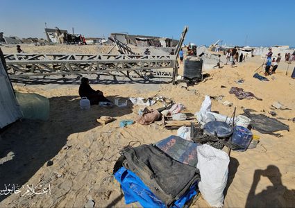 آثار الضرر الذي لحق بخيام النازحين جرّاء قصف الاحتلال ليلة أمس في مخيم القادسية غربي مدينة خانيونس.