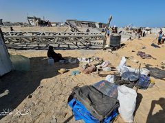 آثار الضرر الذي لحق بخيام النازحين جرّاء قصف الاحتلال ليلة أمس في مخيم القادسية غربي مدينة خانيونس.