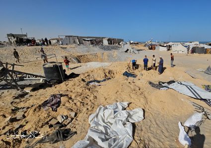 آثار الضرر الذي لحق بخيام النازحين جرّاء قصف الاحتلال ليلة أمس في مخيم القادسية غربي مدينة خانيونس.