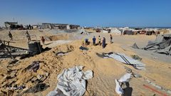 آثار الضرر الذي لحق بخيام النازحين جرّاء قصف الاحتلال ليلة أمس في مخيم القادسية غربي مدينة خانيونس.