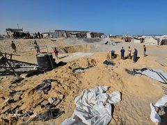 آثار الضرر الذي لحق بخيام النازحين جرّاء قصف الاحتلال ليلة أمس في مخيم القادسية غربي مدينة خانيونس.