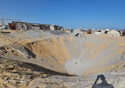 آثار الضرر الذي لحق بخيام النازحين جرّاء قصف الاحتلال ليلة أمس في مخيم القادسية غربي مدينة خانيونس.