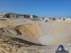 آثار الضرر الذي لحق بخيام النازحين جرّاء قصف الاحتلال ليلة أمس في مخيم القادسية غربي مدينة خانيونس.