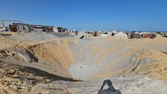 آثار الضرر الذي لحق بخيام النازحين جرّاء قصف الاحتلال ليلة أمس في مخيم القادسية غربي مدينة خانيونس.