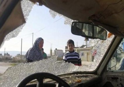 مستوطنون يهاجمون مركبات المواطنين جنوب نابلس