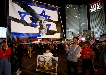 اولمرت: أزمة إسرائيل ليست فقط في قيادة نتنياهو