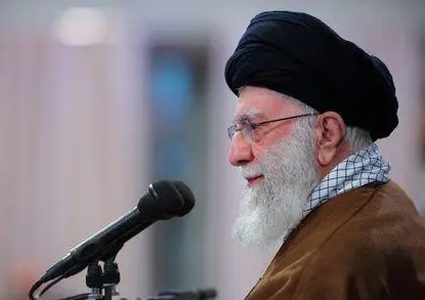 خامنئي: قوة الأمة الإسلامية الداخلية كفيلة بإخراج إسرائيل من منطقتنا